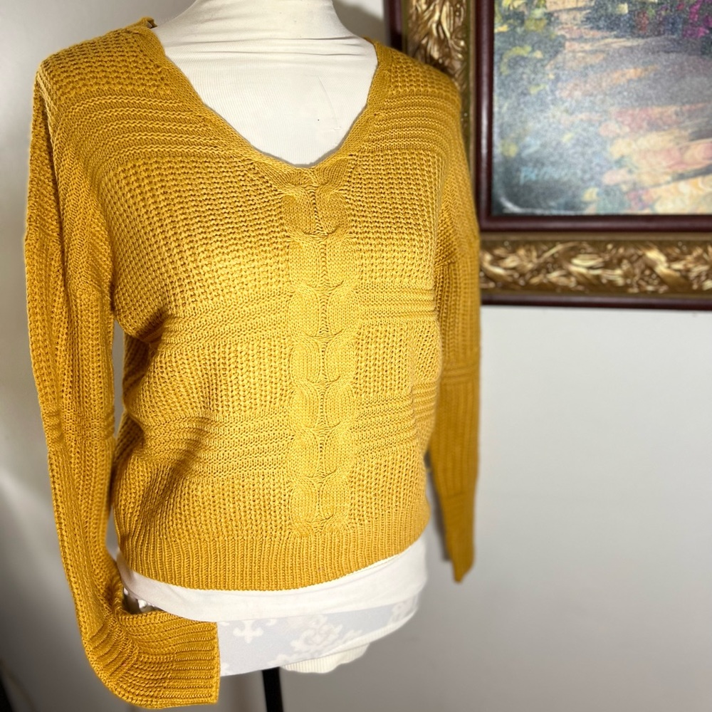 FULL CIRCLE TRENDS Size S  Lace-Up-Back Sweater